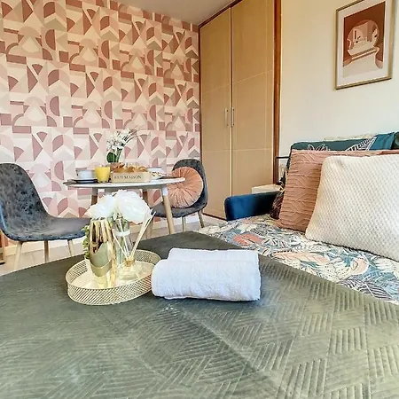 Joli Studio Meuble Tout Equipe Hyper Centre Wifi Apartment *